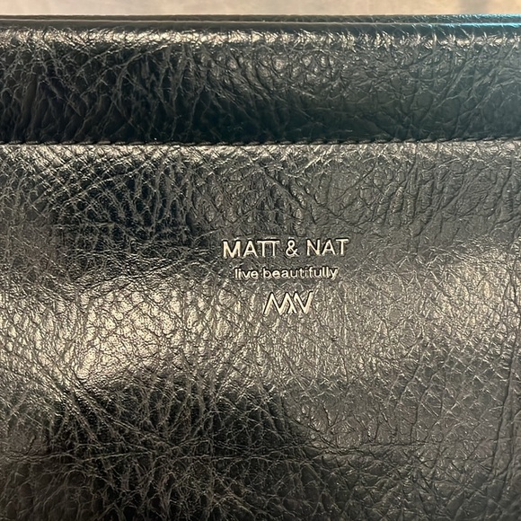 Matt & Nat vegan Elegant Black Leather Shoulder Bag - Picture 3 of 3